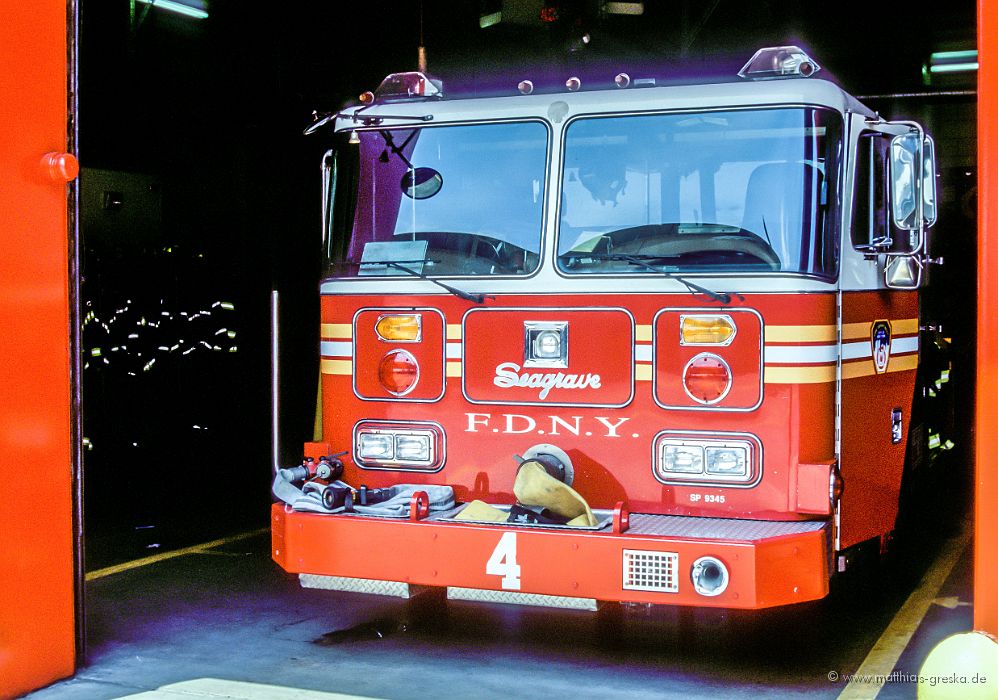 MSG_20160517155859_Mag032_00028 extension.jpg - Dieser Wagen stand in der Feuerwache des FDNY an der South Street. Die Wache liegt nur unweit des World Trade Center. Das Einsatzfahrzeug gehörte wohl zu den ersten, die am 11.09.2001 am Unglücksort waren